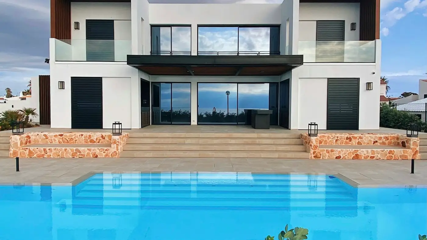 Villa blanche avec piscine face à la mer en Tunisie
